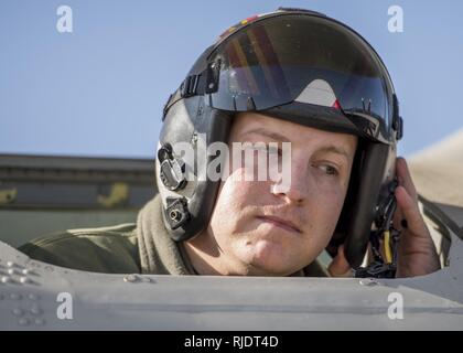 Stati Uniti Navy Lt. Brad Pennington, volo navale officer, ascolta un briefing prima di un U.S. Navy E-2D Hawkeye hot pit rifornimento, gen. 24, 2018 a Scott Air Force Base, Illinois. Perché è stato Scott nel primo pit a caldo il rifornimento su un velivolo ad ala fissa, l'equipaggio e membri delle operazioni 375 Squadrone di supporto ha tenuto un briefing in aula e una pratica eseguire preventivamente a ridurre i rischi e di rivedere tutte le procedure corrette. Foto Stock