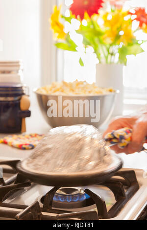 Pop Corn in lamina Pan a casa, serie Foto Stock