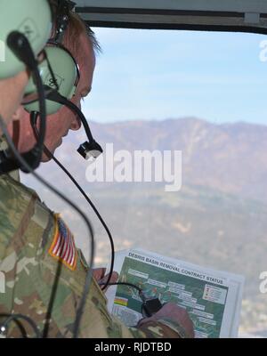 Col. Kirk Gibbs, U.S. Esercito di ingegneri di Los Angeles District commander, visualizza una mappa della Santa Barbara bacini mentre si è in volo sopra la zona gen. 18 in un UH-60 Blackhawk elicottero. Il corpo completato cancellando tutte le vasche 11 e 11 canali in Santa Barbara County in aprile, a seguito di una frana di fango devastanti Gen 9 a Montecito che è costato la vita a 23 persone. Foto Stock