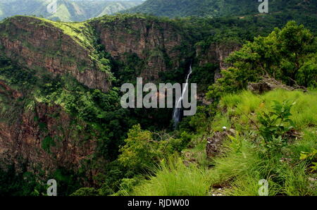 Splendide cascate Wli circondate da una lussureggiante giungla e montagne nella regione di volta Ghana (maggio 2018) Foto Stock