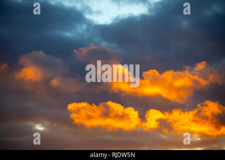 Nuvole, rosso illuminata dal sole al tramonto, oscura pioggia nuvole, Foto Stock