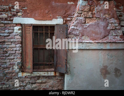 La texture e la parete deteriorata a Venezia Foto Stock