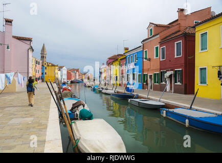 Case colorate nei pressi di un canale di Murano Foto Stock