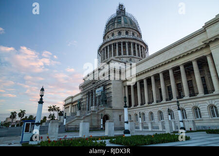 Vista da un lato al Capitolio, Nazionale Capitol Building a l'Avana, Cuba nel 2016 durante il restauro Foto Stock