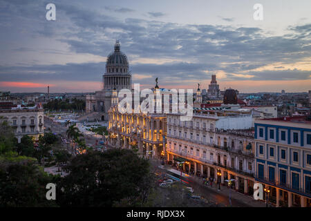 Vista dal tetto del albergo Parque Central al Paseo de Marti street e al Capitolio, Nazionale Capitol Building a l'Avana, Cuba al tramonto Foto Stock