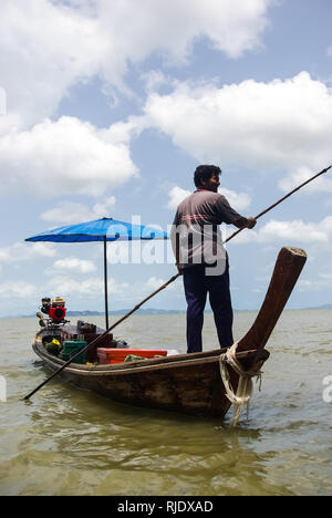 Phuket, Tailandia - Luglio 23, 2014: pescatore su una barca in Thailandia nel Golfo. Foto Stock