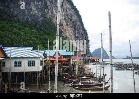 Phuket, Tailandia - Luglio 23, 2014: villaggio di pescatori sulla baia in Thailandia. Case di pescatori e ormeggi. Foto Stock