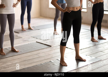 Gambe di tonica yogi standing preparato per la sessione di yoga Foto Stock
