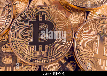 Golden Bitcoin monete. Nuovo digital e denaro virtuale. Foto Stock