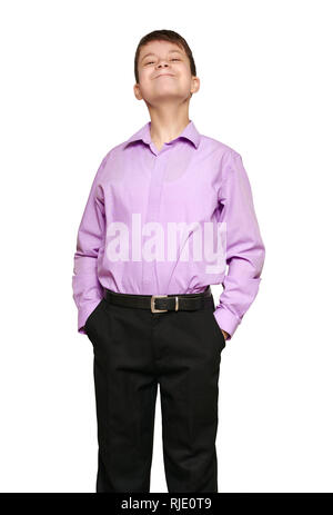 Ragazzo che posano su sfondo bianco, pantaloni neri e camicia viola Foto Stock