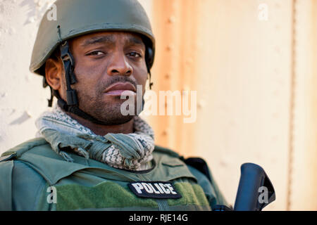 Ritratto di una metà adulto poliziotto militare. Foto Stock