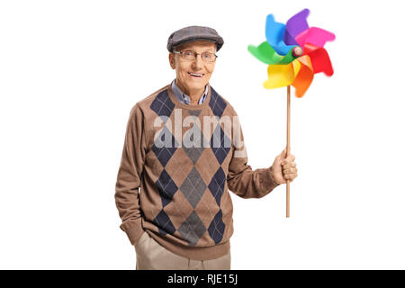 Allegro uomo anziano in possesso di una filatura girandola colorata isolati su sfondo bianco Foto Stock