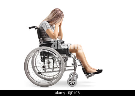 A piena lunghezza shot di un triste giovani donne disabili in sedia a rotelle tenendo la sua testa isolata su sfondo bianco Foto Stock