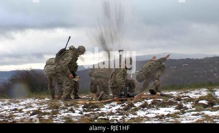 Stati Uniti Paracadutisti dell'esercito assegnato alla sede centrale e sede società, 1° Battaglione, Paracadute 503rd Reggimento di Fanteria, 173rd Airborne brigata durante un live fire esercizio utilizzando un M252, 81mm sistema di Malta sulla Baumholder zona di addestramento militare, Baumholder, Germania, gennaio 18, 2018". Foto Stock