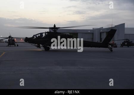 I soldati con la Task Force Marauder fornite un tour guidato in un AH-64 elicottero Apache per operazioni speciali elementi di servizio gen. 9, 2018 al fine di fornire la familiarizzazione dell'aeromobile che vola a sostegno delle truppe di terra in Afghanistan. Task Force Marauder consiste di soldati da South Carolina Guardia nazionale, Illinois Guardia nazionale, Iowa Guardia nazionale, nonché servizio attivo componente e fornisce funzionalità di aviazione con AH64 Apache, UH60 falchi nero, CH47 Chinooks e medevac asset in Afghanistan sotto il terzo combattimento Brigata Aerea mentre distribuito. Foto Stock