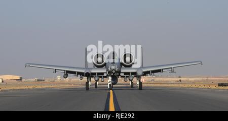 A-10 Thunderbolt IIs, assegnato a Whiteman Air Force Base, arrivare a Kandahar Airfield, Afghanistan, Gennaio 19, 2018. Stati Uniti Le forze di aria di comando centrale riallineato airpower a USFOR-Un Combined-Joint Area di operazioni (CJOA) per sostenere un aumento delle azioni di sostegno il sostegno deciso la missione e il funzionamento della libertà Sentinel. Foto Stock