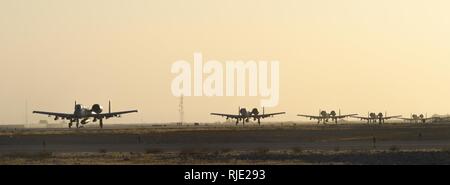 A-10 Thunderbolt IIs, assegnato a Whiteman Air Force Base, arrivare a Kandahar Airfield, Afghanistan, Gennaio 19, 2018. Stati Uniti Le forze di aria di comando centrale riallineato airpower a USFOR-Un Combined-Joint Area di operazioni (CJOA) per sostenere un aumento delle azioni di sostegno il sostegno deciso la missione e il funzionamento della libertà Sentinel. Foto Stock