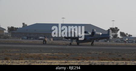 Un A-10 Thunderbolt II, assegnato a Whiteman Air Force Base, atterra su Kandahar Airfield, Afghanistan, Gennaio 19, 2018. Stati Uniti Le forze di aria di comando centrale riallineato airpower a USFOR-Un Combined-Joint Area di operazioni (CJOA) per sostenere un aumento delle azioni di sostegno il sostegno deciso la missione e il funzionamento della libertà Sentinel. Foto Stock