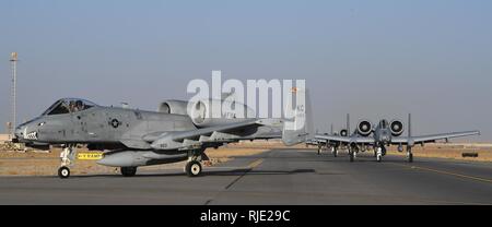 A-10 Thunderbolt IIs, assegnato a Whiteman Air Force Base, arrivare a Kandahar Airfield, Afghanistan, Gennaio 19, 2018. Stati Uniti Le forze di aria di comando centrale riallineato airpower a USFOR-Un Combined-Joint Area di operazioni (CJOA) per sostenere un aumento delle azioni di sostegno il sostegno deciso la missione e il funzionamento della libertà Sentinel. Foto Stock