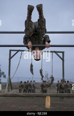 Un U.S. Marine attraversa il percorso ad ostacoli durante il Marine Corps Arti Marziali corso su Camp Pendleton, California, Gennaio 19, 2018. Con oltre un centinaio di partecipanti, il corso è stato offerto di più unità in un tentativo di raggiungere marines che altrimenti non avrebbero accesso a un istruttore MCMAP. Foto Stock