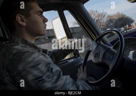 Airman 1. Classe Evan Valence, 23d disponibilità logistica squadrone di distribuzione di carburanti, l'operatore aziona un M-11 carrello il rifornimento di carburante per il volo di linea di condotta HH-60G Pave hawk hot-pit le operazioni di rifornimento, gen. 16, a Moody Air Force Base, Ga. Avieri che lavorano nel petrolio, oli e lubrificanti (POL) volo spesso utilizzano la fossa calda il rifornimento di carburante, che è una più efficace tattica che consente a personale di volo una rapida transizione dal volo di linea per tornare al loro attuale obiettivo n. Foto Stock