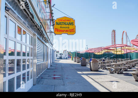 24 marzo 2018: Iconica passeggiata sul lungomare con paracadute Drop e Nathans Hot Dogs a Coney Island, Brooklyn Foto Stock