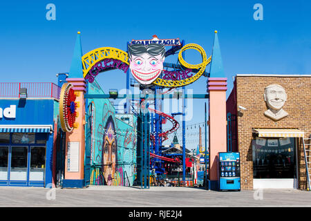 24 marzo 2018: Famosa passeggiata sul lungomare di Coney Island con ingresso al Luna Park a Coney Island, Brooklyn, NY Foto Stock