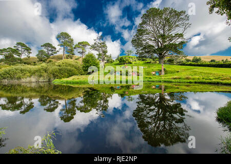 MataMata, Nuova Zelanda - Marzo 2017 Hobbit mirroring casa in riva al lago Foto Stock