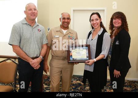 SAN DIEGO (GEN. 17, 2018) Capt. Roy Amore (centro sinistra) comandante Base Navale di San Diego (NBSD) e Chanin Massaglia (a destra), scuola NBSD liaison officer (SLO), presente La Mesa Spring Valley School District rappresentanti Bruce Crenshaw e Aubree Gallegos Asimo con un certificato di apprezzamento per supportare l'istruzione di San Diego area giovani militari. NBSD ha ospitato numerosi school superintendents e rappresentanti di distretti in tutto della contea di San Diego per un briefing che include una panoramica di NBSD della flotta e programmi di famiglia e una discussione su come i gli SLO può lavorare con un Foto Stock