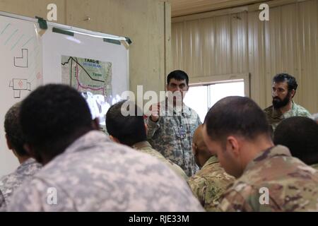 Soldati dal 4° Battaglione, 1a forza di sicurezza brigata di assistenza logistica team advisor e soldati da simulato e l esercito nazionale afgano kandak 5 [battaglione] ricevere una logistica breve dal simulato 5 ANA kandak comandante durante un esercizio di logistica a Fort Polk, La., come parte del loro primo giunto di formazione Preparazione rotazione, Gennaio 19, 2018. La logistica esercizio ha il primo SFAB LATs che lavorano fianco a fianco ai ANA al treno, consulenza, assistenza, accompagnare e permettere loro di supporto dal punto di vista logistico una missione incaricata da simulato e ANA Corps. Foto Stock
