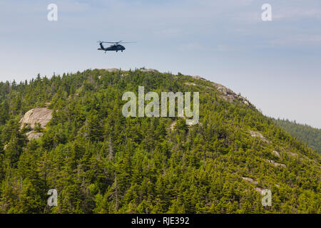 Ricerca e Salvataggio in elicottero la pratica di atterraggio sul terreno roccioso lungo il Medio sorella Trail, nei pressi del Monte Chocorua, nelle White Mountains, Nuova Hamps Foto Stock