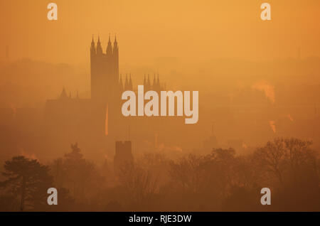 Sunrise oltre la cattedrale di Canterbury in un freddo, croccante mattina di gennaio. Foto Stock