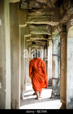 Corridoi del Tempio di Angkor Wat e dei monaci buddisti di Angkor Wat, Siem Reap, Cambogia. Foto Stock