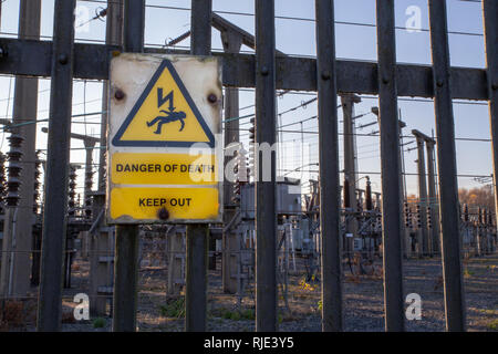 Pericolo di morte Tenere fuori segno il recinto di sicurezza di una tensione elevata electricty sottostazione. Fairy Lane, Vendita, Manchester, Regno Unito Foto Stock