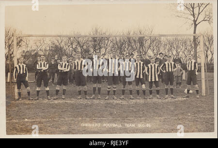 Vintage Cartolina fotografica di Cheshunt Football Team nel 1905-1906. I giocatori si fermò sulla linea del traguardo. Foto Stock