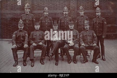 Vintage Cartolina fotografica che mostra un gruppo della metropolitana di funzionari di polizia. Foto Stock