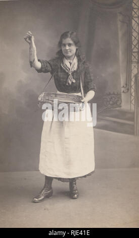 Vintage Cartolina fotografica di una Signora venditore di pesce / Street Trader Foto Stock