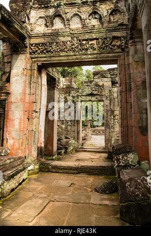 La sala dei ballerini con bassorilievo intagliato di ballerini celesti al tempio di Preah Khan, al complesso di Angkor Wat, Siem Reap, Cambogia. Foto Stock