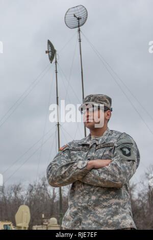 #MeetYourArmy Spc. Austin Richardson, nodale di un operatore di rete con il segnale supporto di Intelligence Company, HHB 101ST, Abn. Div. (Air Assault) - "gladiatori" e un nativo di Jacksonville, Florida, gode di dare la possibilità di comunicare a tutti i soldati. "Mi piaceva l'idea di lavorare con i router e gli switch e i soldati che dà la possibilità di comunicare ovunque," Richardson detto, durante una breve pausa da filo di posa per esercitare Eagle Talon II. Mentre a Eagle Talon II, il negozio di comunicazioni Richardson lavora per ha il compito di fornire i licenziamenti per ogni tipo di comunicazione, dal Foto Stock
