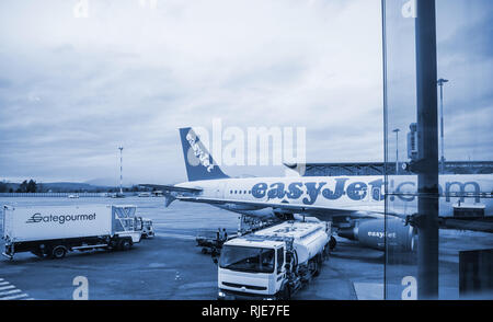 Basel, Svizzera - 11 Nov 2018: Airbus Boeing operati da EasyJet compagnie aeree su asfalto di Basilea Mulhouse Aeroporto Internazionale essendo caricato con carburante a terra Foto Stock