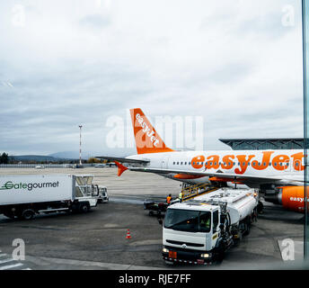 Basel, Svizzera - 11 Nov 2018: immagine quadrata di Airbus A319-111 operati da EasyJet compagnie aeree su asfalto di Basilea Mulhouse Aeroporto Internazionale di essere caricato su un terreno con carburante Foto Stock