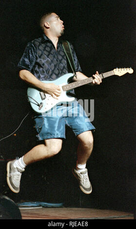 Barenaked Ladies ed Robertson effettuando in corrispondenza di grandi boschi in Mansfield MA, STATI UNITI D'AMERICA LUGLIO 1998 Foto di bill belknap Foto Stock