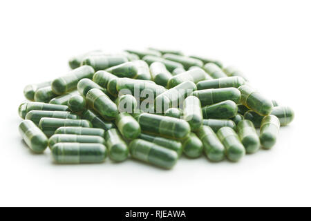 Verde chlorella pillole o orzo verde pillole isolati su sfondo bianco. Foto Stock