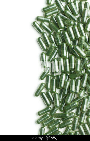 Verde chlorella pillole o orzo verde pillole isolati su sfondo bianco. Foto Stock