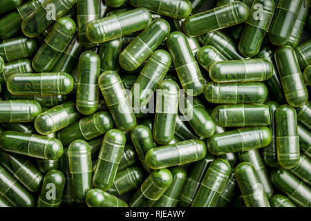 Verde chlorella pillole o verde pillole di orzo. Texture. Foto Stock