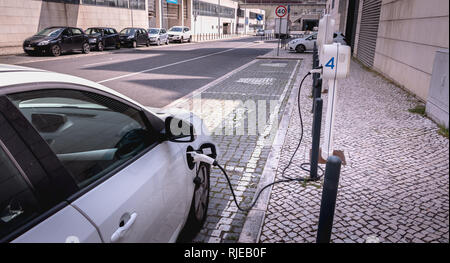 Lisbona, Portogallo - 7 Maggio 2018: auto elettrica in carica in un parcheggio riservato delle Nazioni Park District su una giornata di primavera Foto Stock