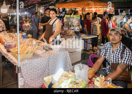 Mae Sot, Tailandia - 2 Febbraio 2019: i venditori al mercato notturno. Il mercato si tiene ogni Sabato. Foto Stock