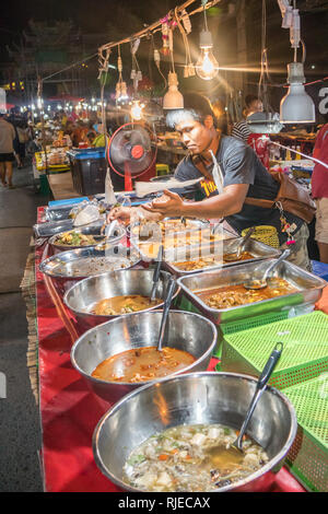 Mae Sot, Tailandia - 2 Febbraio 2019: i venditori al mercato notturno. Il mercato si tiene ogni Sabato. Foto Stock