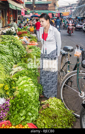 Mae Sot, Thailandia - ragazza birmano negozi per le verdure sul mercato. Ci sono molti Birmani nel paese. Foto Stock