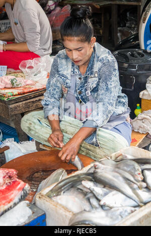 Mae Sot, Tailandia - 3 Febbraio 2019: Donna pulizia del pesce sul mercato mattutino. Ci sono dei gruppi etnici nell'abitato. Foto Stock